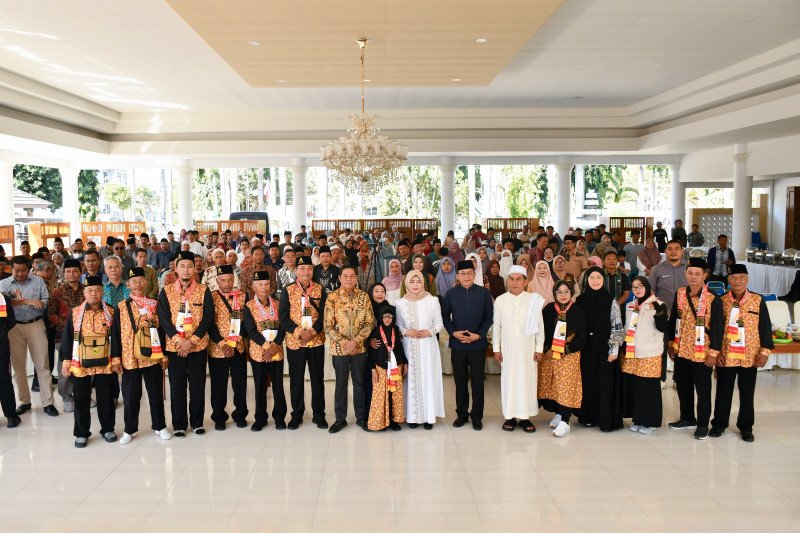 Foto Bupati Drs. H. Haerul Warisin, M.Si & Hj. Rokyal Ain Bersama Peserta Acara Peringatan Maulid Nabi Muhammad SAW yang Dirangkaikan dengan Pelapasan Jemaah Umroh Srikandi ProSMART, Kamis (3/9/2026) (PKP Lotim) Foto Bupati Drs. H. Haerul Warisin, M.Si & Hj. Rokyal Ain Bersama Peserta Acara Peringatan Maulid Nabi Muhammad SAW yang Dirangkaikan dengan Pelapasan Jemaah Umroh Srikandi ProSMART, Kamis (3/9/2026) (PKP Lotim)
